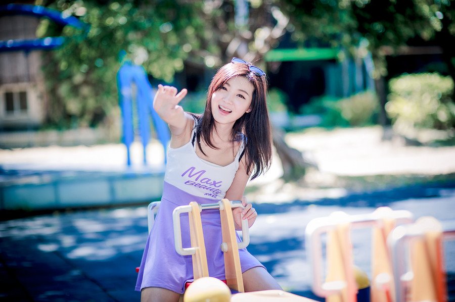 人允许一个陌生人的发迹，却不能容忍一个身边人的晋升。因为同一层次的人之间存在着对比利益的冲突，而与陌生人不存在这方面的问题。
